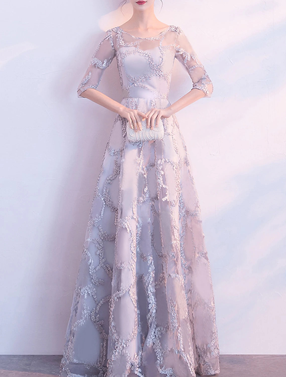 Abito da sera formale elegante e minimalista a trapezio, con scollo gioiello, mezza manica, lunghezza pavimento, in tulle con applicazioni a pieghe